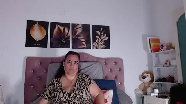 Snapshot of -helen chatting on 09.24.25 -helen online show from 09.24.25