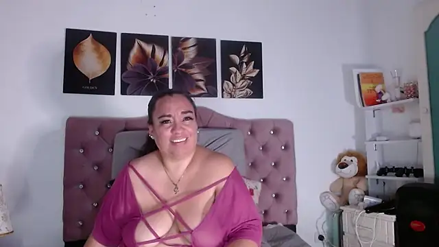 Snapshot of -helen chatting on 10.21.25 -helen online show from 10.21.25