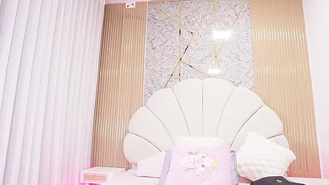 Snapshot of mssburbuja chatting on 11.13.25 mssburbuja online show from 11.13.25