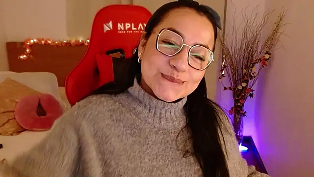 Snapshot of lucy_luu_ chatting on 12.04.24 lucy luu online show from 12.04.24