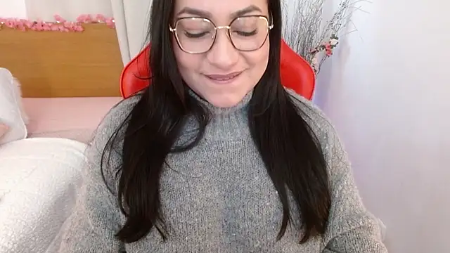 Snapshot of lucy_luu_ chatting on 01.01.25 lucy luu online show from 01.01.25