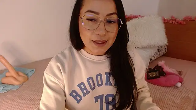 Snapshot of lucy_luu_ chatting on 01.04.25 lucy luu online show from 01.04.25