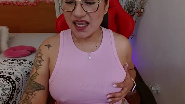 Snapshot of lucy_luu_ chatting on 01.12.25 lucy luu online show from 01.12.25