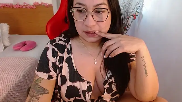 Snapshot of lucy_luu_ chatting on 01.14.25 lucy luu online show from 01.14.25