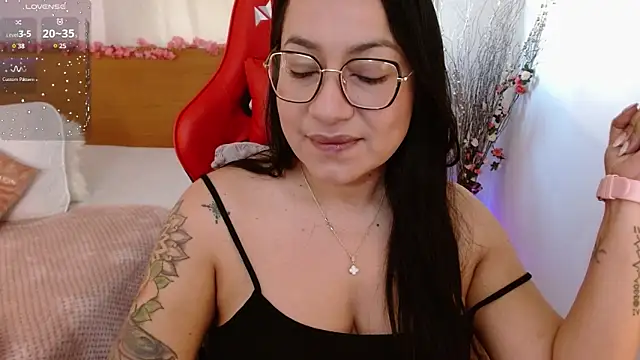 Snapshot of lucy_luu_ chatting on 01.23.25 lucy luu online show from 01.23.25