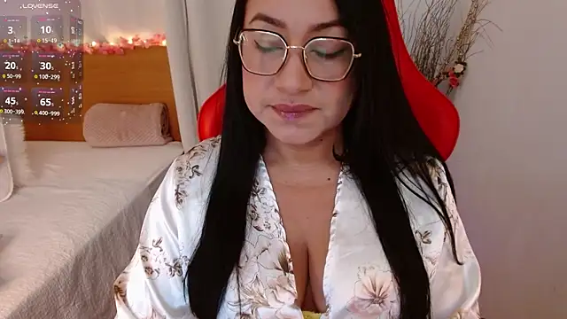 Snapshot of lucy_luu_ chatting on 02.27.25 lucy luu online show from 02.27.25