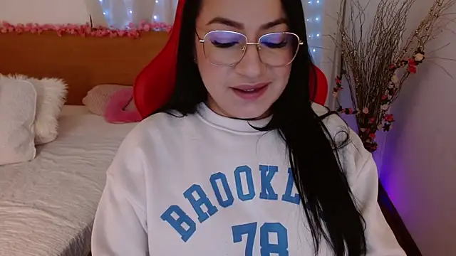 Snapshot of lucy_luu_ chatting on 03.05.25 lucy luu online show from 03.05.25