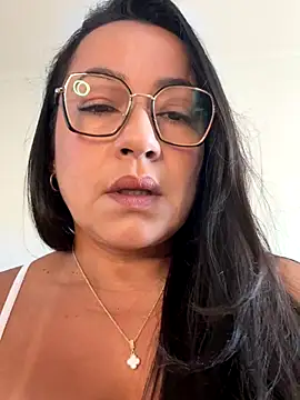 Snapshot of lucy_luu_ chatting on 09.11.25 lucy luu online show from 09.11.25
