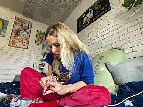 Snapshot of Angel_girllovemy chatting on 02.14.25 Angel girllovemy online show from 02.14.25