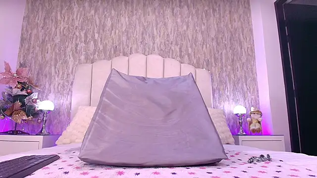 raven lilith  online show from 12.17.25