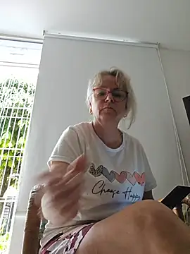 Snapshot of slutgold chatting on 10.18.25 slutgold online show from 10.18.25