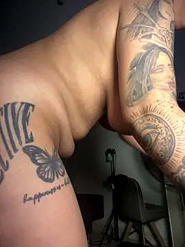 Snapshot of kiaraglam2 chatting on 12.01.25 kiaraglam2 online show from 12.01.25