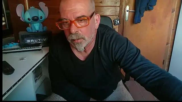 Snapshot of 0oscar_xxx chatting on 10.25.25 0oscar xxx online show from 10.25.25