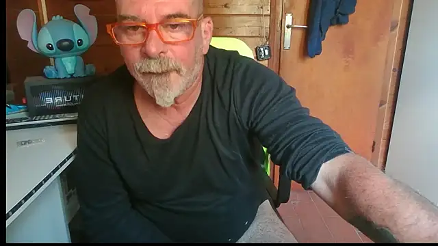 Snapshot of 0oscar_xxx chatting on 10.26.25 0oscar xxx online show from 10.26.25