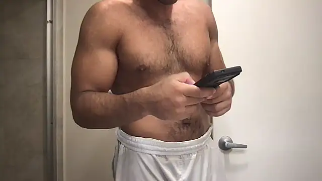Snapshot of BigGuyMuscle chatting on 05.14.26 BigGuyMuscle online show from 05.14.26