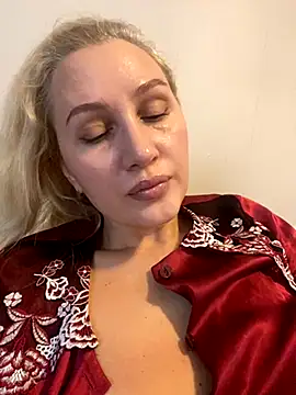 YourBlondee online show from 11.24.25