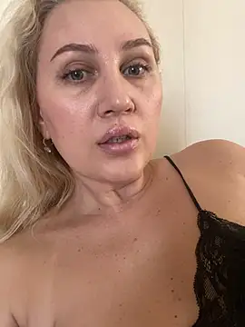 YourBlondee online show from 02.20.26