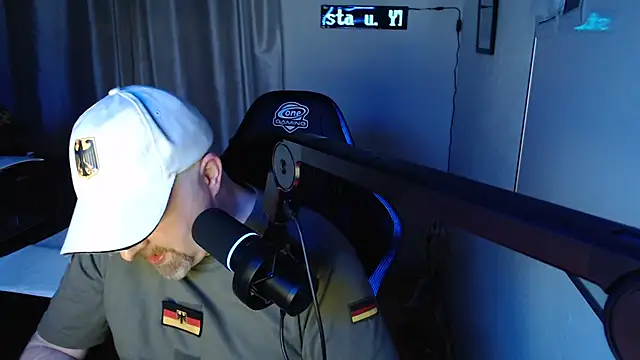 Snapshot of DerPornoPete chatting on 12.21.24 DerPornoPete online show from 12.21.24