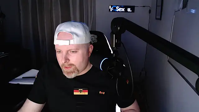 Snapshot of DerPornoPete chatting on 02.12.25 DerPornoPete online show from 02.12.25