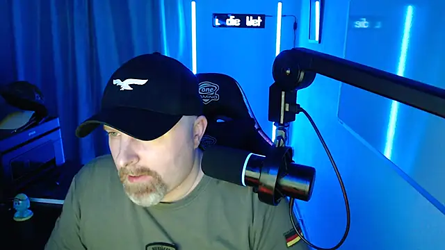 Snapshot of DerPornoPete chatting on 09.17.25 DerPornoPete online show from 09.17.25