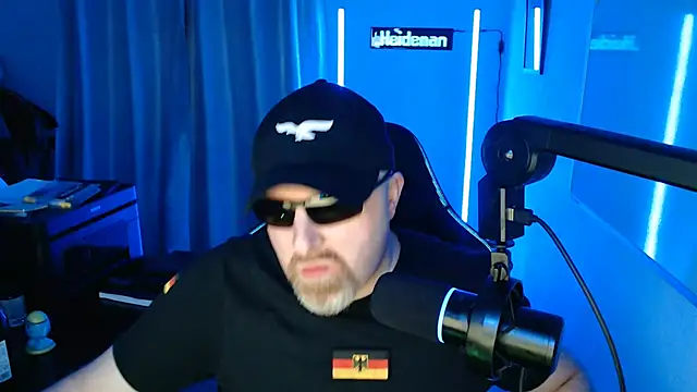 Snapshot of DerPornoPete chatting on 09.24.25 DerPornoPete online show from 09.24.25