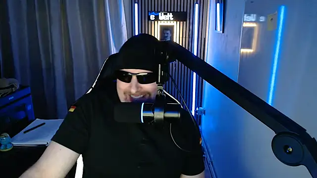 Snapshot of DerPornoPete chatting on 11.10.25 DerPornoPete online show from 11.10.25