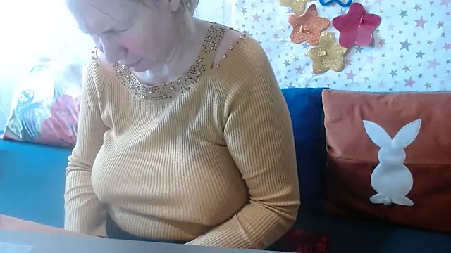 Snapshot of QueenLana chatting on 06.02.26 QueenLana online show from 06.02.26