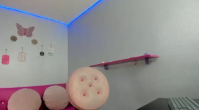 danaythamara1 online show from 02.18.25