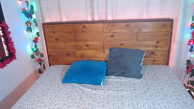 Snapshot of NikkieMilky chatting on 03.10.26 NikkieMilky online show from 03.10.26