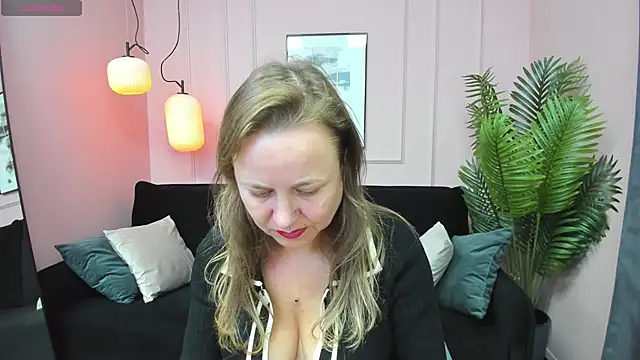 Snapshot of GabrielGold chatting on 10.10.25 GabrielGold online show from 10.10.25