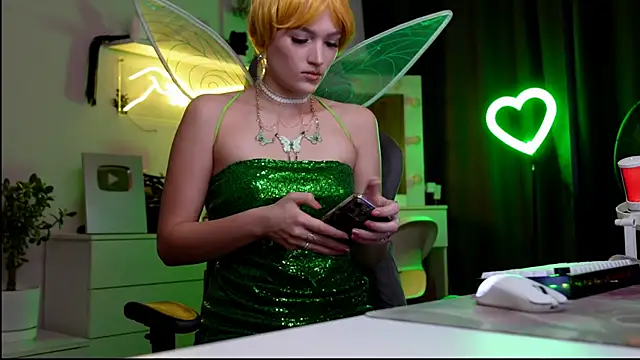 Snapshot of MrsTenderBeast chatting on 09.21.25 MrsTenderBeast online show from 09.21.25