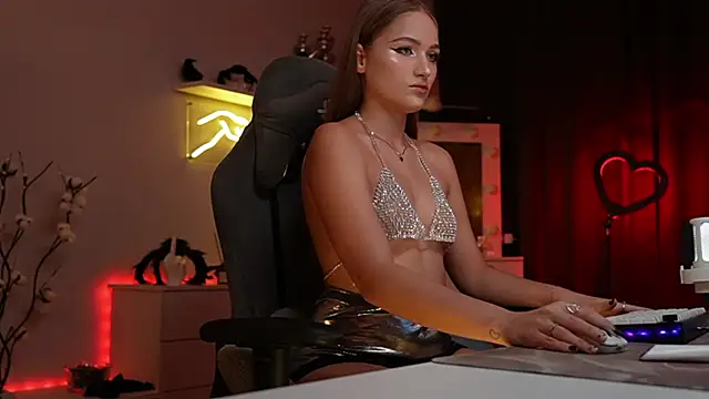 Snapshot of MrsTenderBeast chatting on 11.17.25 MrsTenderBeast online show from 11.17.25