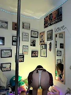 Snapshot of AhriSteele chatting on 11.27.25 AhriSteele online show from 11.27.25