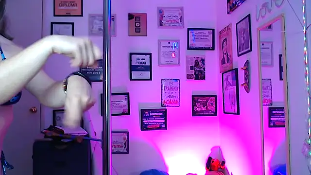 Snapshot of AhriSteele chatting on 12.03.25 AhriSteele online show from 12.03.25