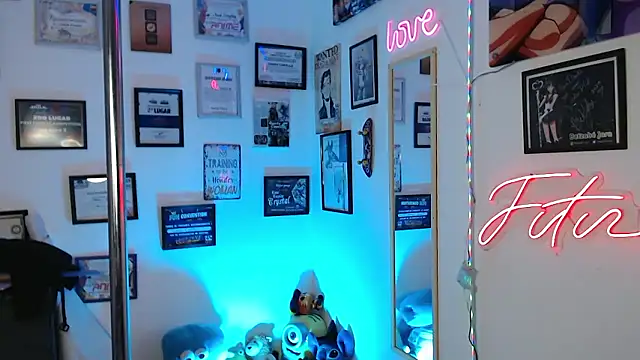 Snapshot of AhriSteele chatting on 12.18.25 AhriSteele online show from 12.18.25