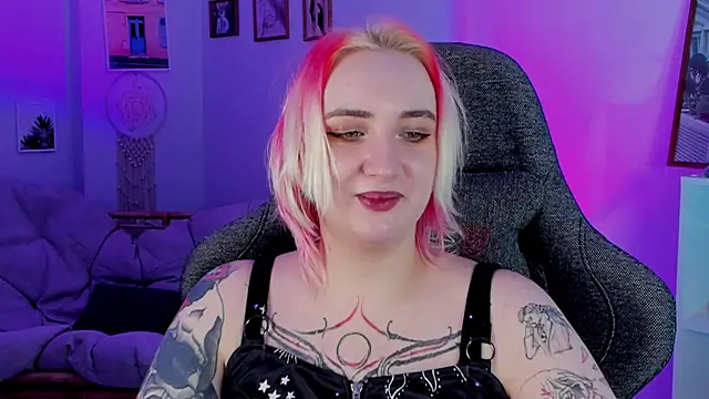 Snapshot of AsheLucker chatting on 02.12.25 AsheLucker online show from 02.12.25