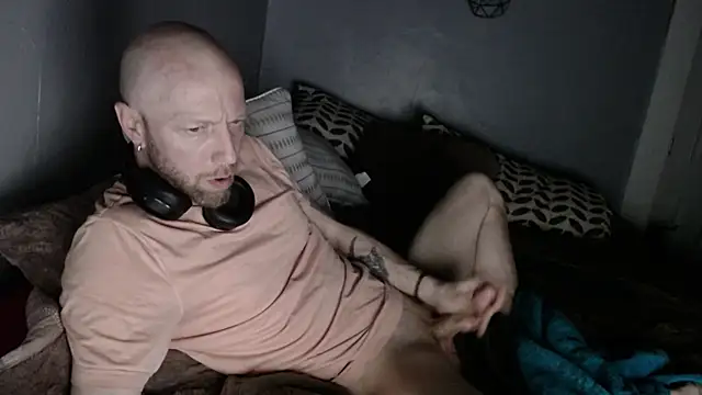 Snapshot of MaxRouger chatting on 03.13.25 MaxRouger online show from 03.13.25