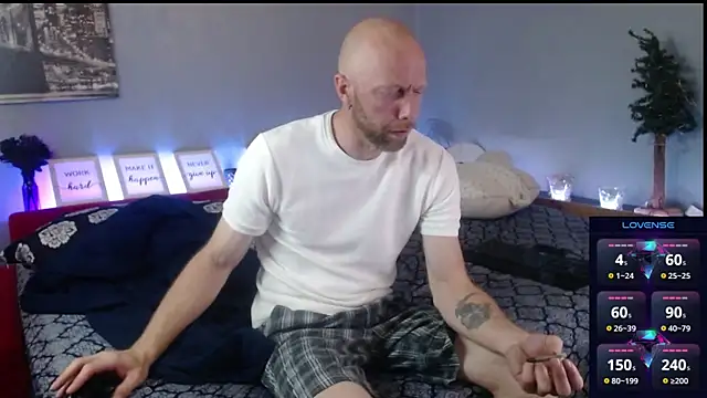 Snapshot of MaxRouger chatting on 09.12.25 MaxRouger online show from 09.12.25