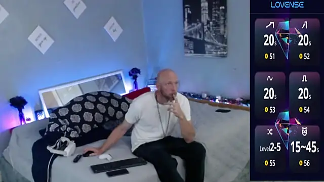 Snapshot of MaxRouger chatting on 10.03.25 MaxRouger online show from 10.03.25