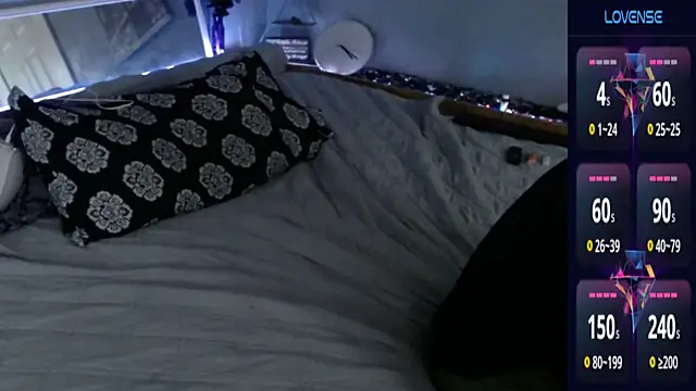 Snapshot of MaxRouger chatting on 10.06.25 MaxRouger online show from 10.06.25