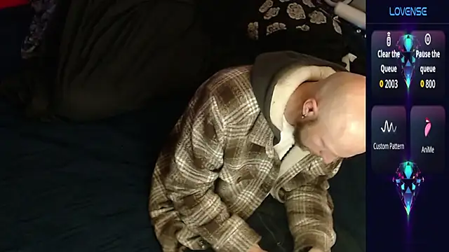 Snapshot of MaxRouger chatting on 10.26.25 MaxRouger online show from 10.26.25