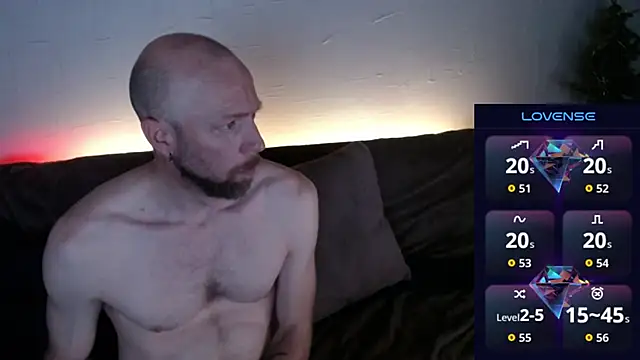 Snapshot of MaxRouger chatting on 11.14.25 MaxRouger online show from 11.14.25