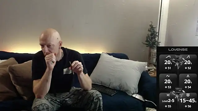 Snapshot of MaxRouger chatting on 11.27.25 MaxRouger online show from 11.27.25