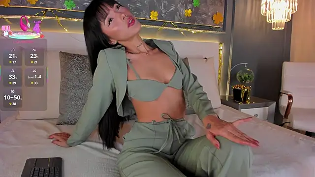 Snapshot of evamoretti chatting on 03.18.25 evamoretti online show from 03.18.25