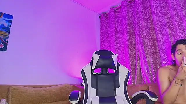 Snapshot of JacoboSwam chatting on 12.04.25 JacoboSwam online show from 12.04.25