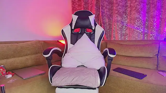 Snapshot of JacoboSwam chatting on 12.16.25 JacoboSwam online show from 12.16.25