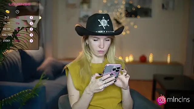 Snapshot of melanielwithu chatting on 10.30.25 melanielwithu online show from 10.30.25