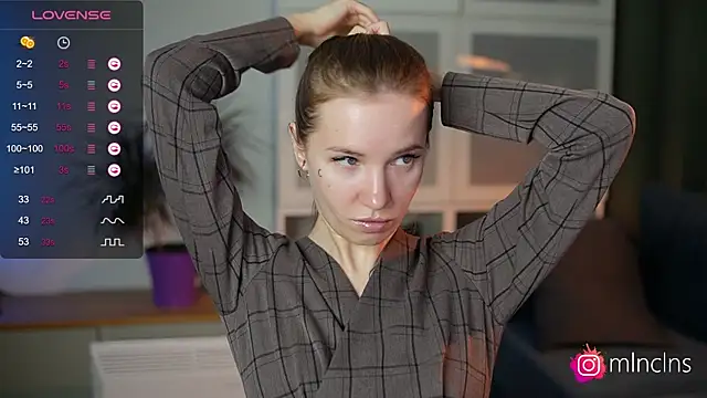 Snapshot of melanielwithu chatting on 11.19.25 melanielwithu online show from 11.19.25