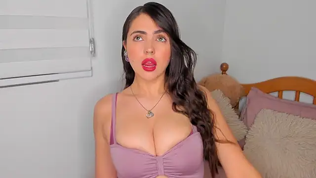 Snapshot of llanna_ chatting on 12.14.24 llanna  online show from 12.14.24