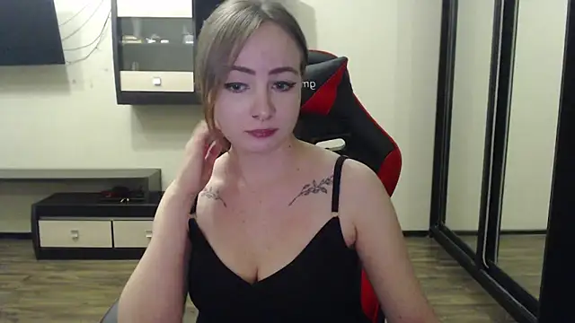 Laralianna online show from 02.15.25